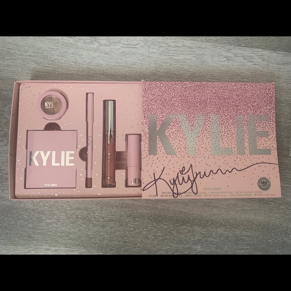 New Kylie Cosmetics Exclusive Makeup Set